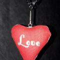 Coeur love blanc sur rouge