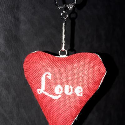 Coeur love blanc sur rouge