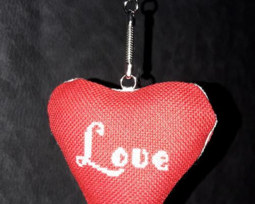 Coeur love blanc sur rouge